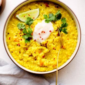 Le kitchari, un plat traditionnel indien souvent prescrit en ayurvéda, est composé de riz, de légumineuses, de légumes et d'épices, en faisant un repas complet et facilement digestible pour la plupart des personnes. Il est couramment recommandé au début d'un traitement purifiant appelé panchakarma, pratiqué dans les cliniques en Inde et désormais répandu dans le monde entier.