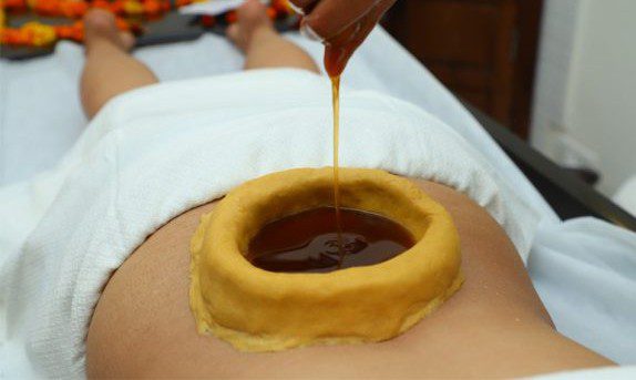 Et si vous déposiez enfin le poids de vos émotions ? Notre dos est le gardien de notre vécu. C’est là que se logent souvent les tensions liées au passé, aux séparations ou au manque de confiance en soi. Ce soin exclusif dépose un cocon de chaleur entre vos omoplates, au plus près de votre centre émotionnel. Grâce à un bain de lait précieux infusé à la Rose de Mai et au Fenouil, votre plexus se relâche en profondeur. Pourquoi l'essayer ? Libération émotionnelle : Un baume pour le cœur qui aide à tourner la page et à apaiser les blessures anciennes. Sécurité & Tendresse : Une connexion directe avec votre « enfant intérieur » pour retrouver un sentiment de protection totale. Estime de soi : En libérant votre dos, vous vous redressez naturellement, l'esprit léger et le cœur apaisé.